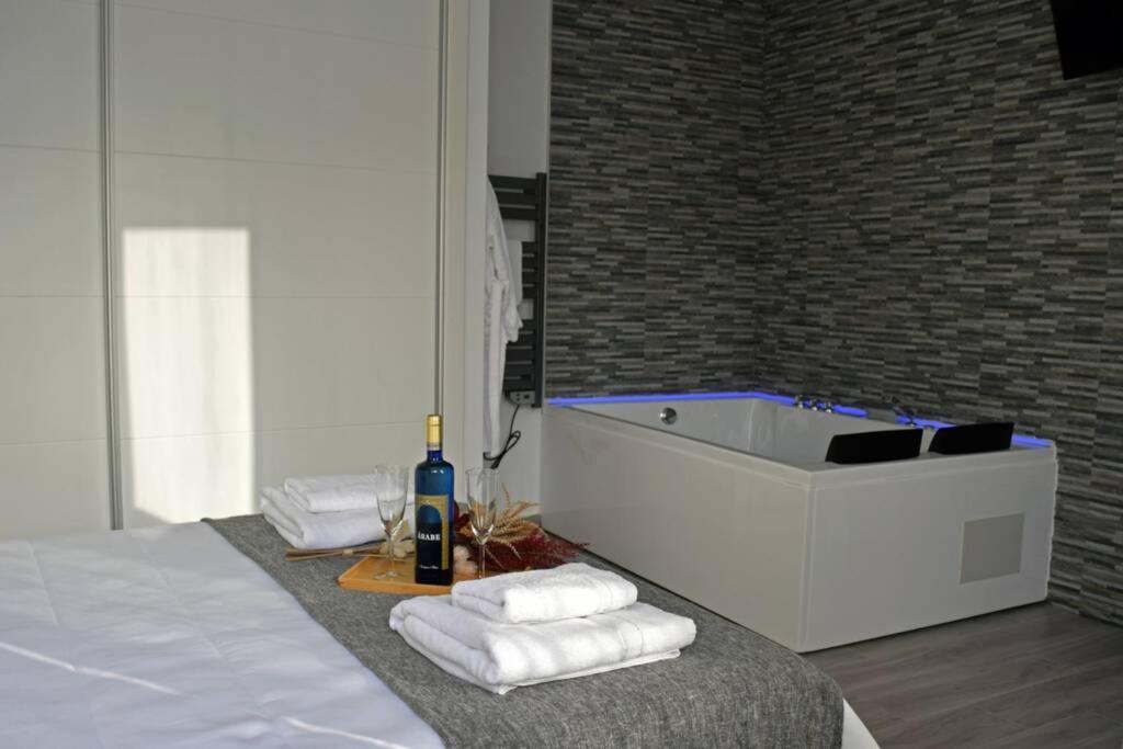 Alojamientos Lola, Suite con jacuzzi Benalup - Casas Viejas Exterior foto